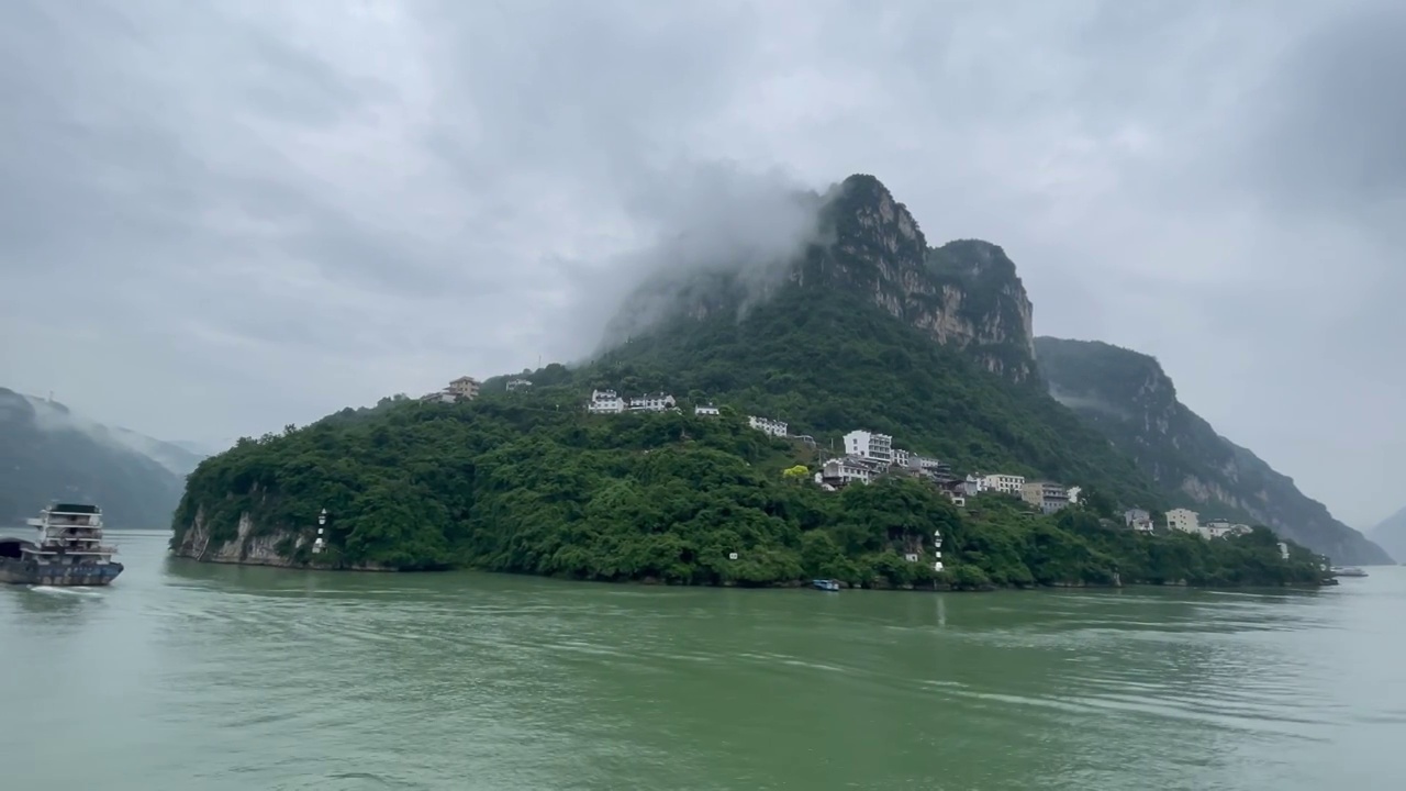 长江三峡云雾中游轮旅游视频下载
