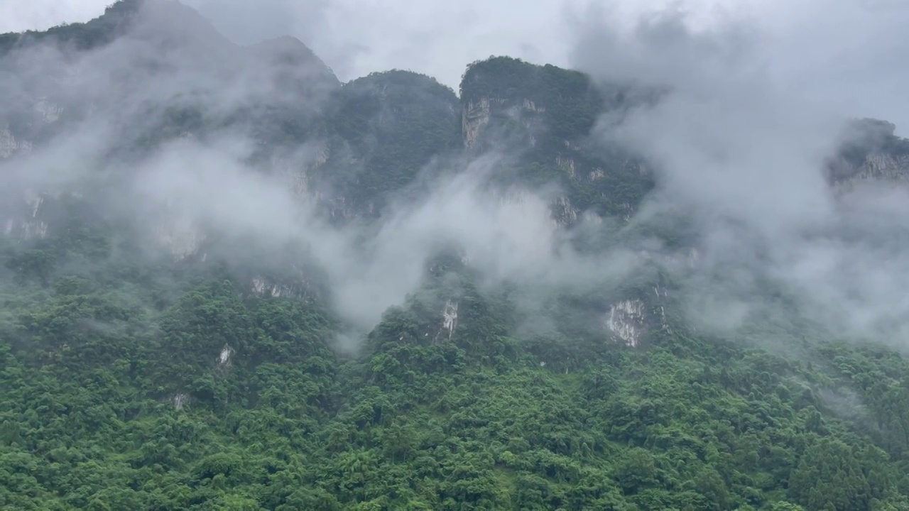 长江三峡云雾中游轮旅游视频素材