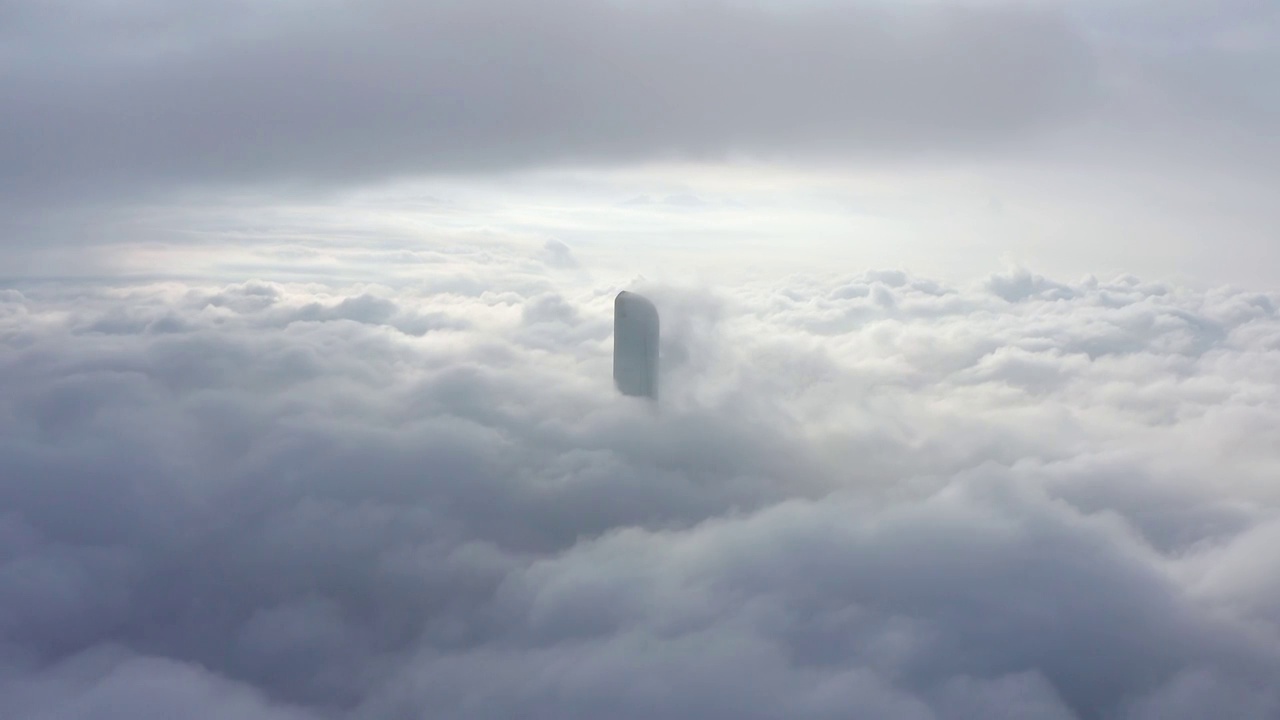 平流雾下的苏州园区国金大厦视频素材