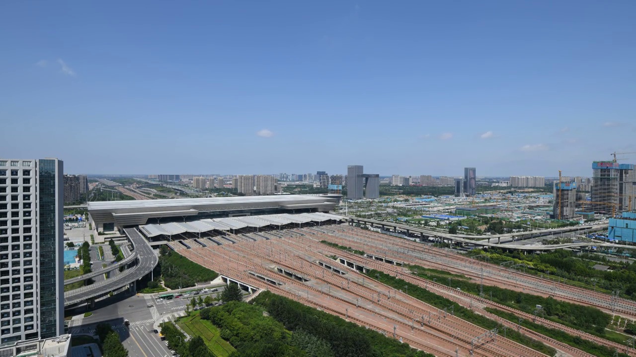 河南郑州高铁站郑州东站城市风光与都市天际线夏季蓝天白云高视角视频素材