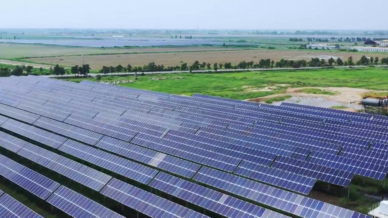 太阳能发电站光伏面板视频素材