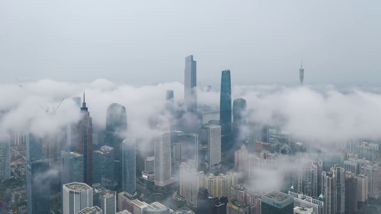 航拍早晨雨后云海中的广州珠江新城，摩天大桥云雾弥漫视频素材
