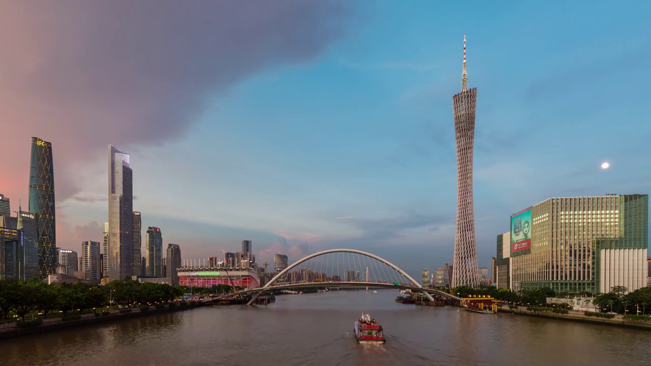 日暮月升时广州珠江海心桥与两岸的珠江新城、广州塔视频下载