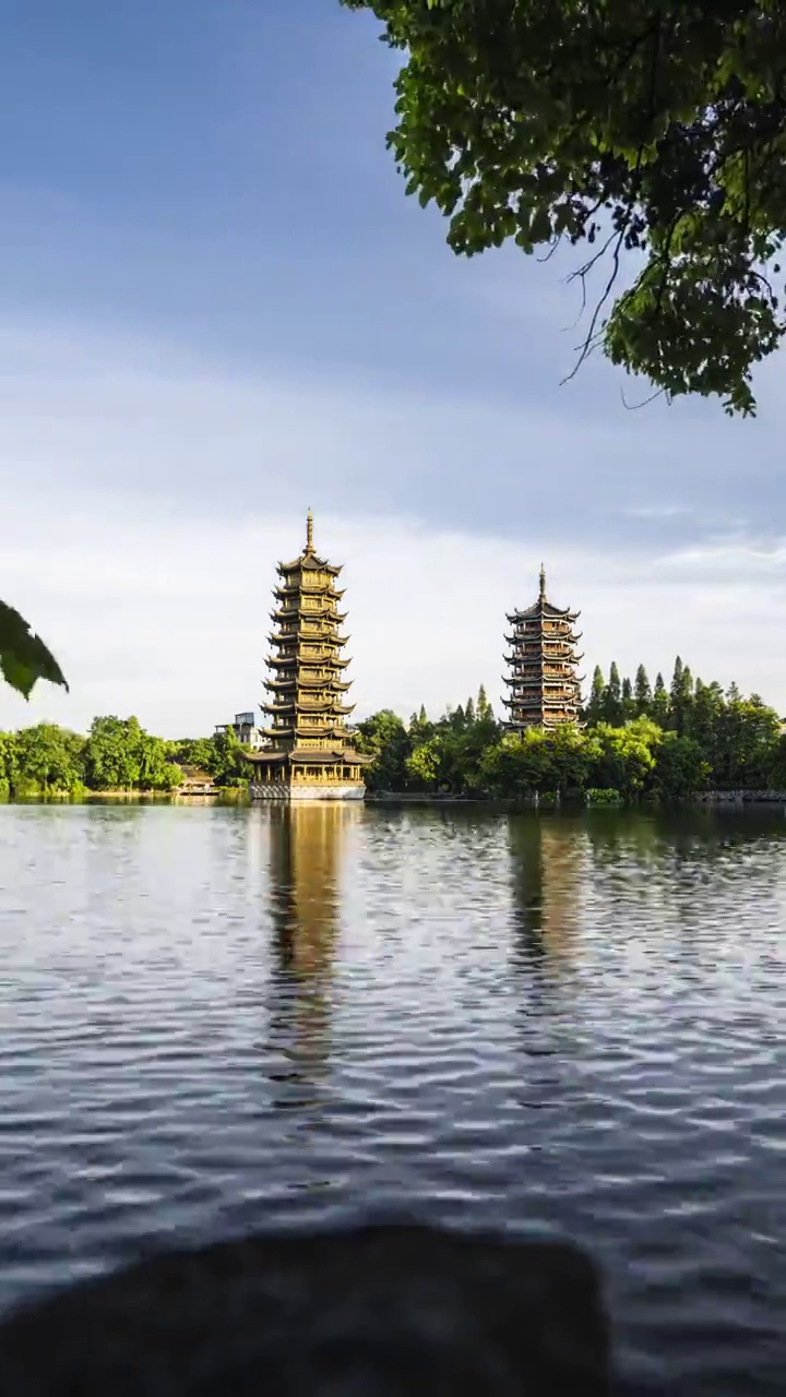 蓝天白云阳光下桂林榕湖公园的双塔视频素材