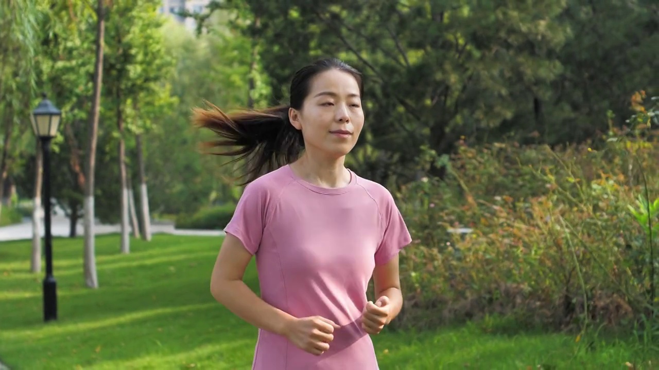 升格视频亚洲中国女性女士带耳机晨跑跑步运动视频下载