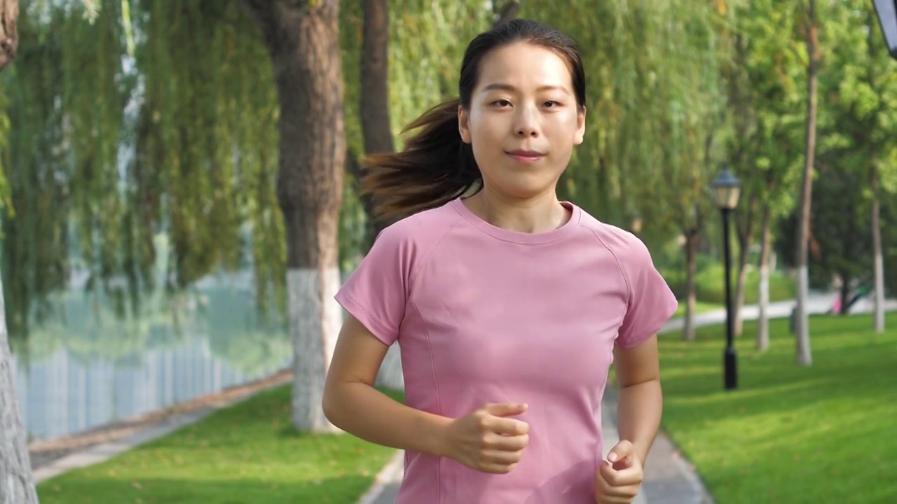 升格视频亚洲中国女性女士带耳机晨跑跑步运动视频素材