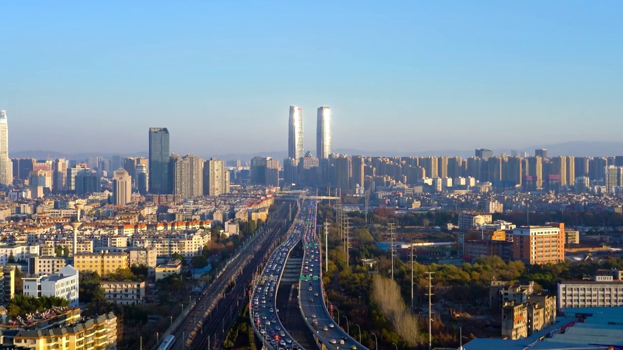 中国云南昆明双子塔、高架桥车流风光视频下载