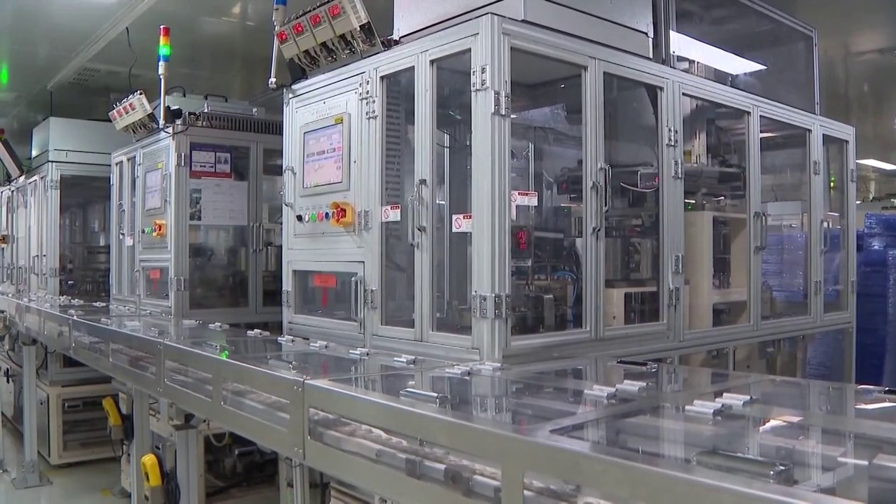 中国工厂内的机器工作，工人操作机械视频素材