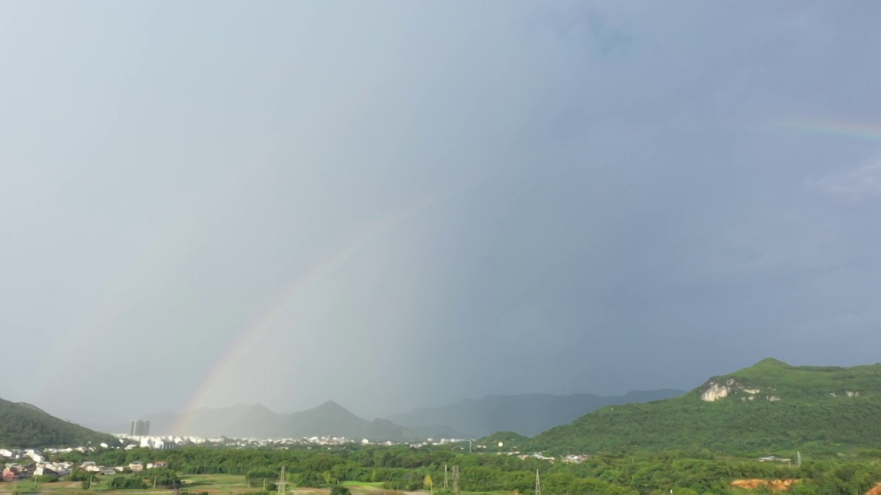 雨后桂林田园上空的彩虹视频素材