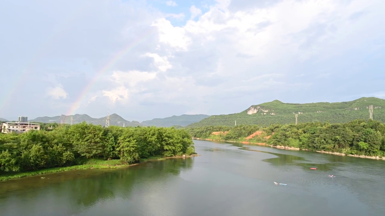 夏季雨后桂林漓江上空的彩虹视频素材
