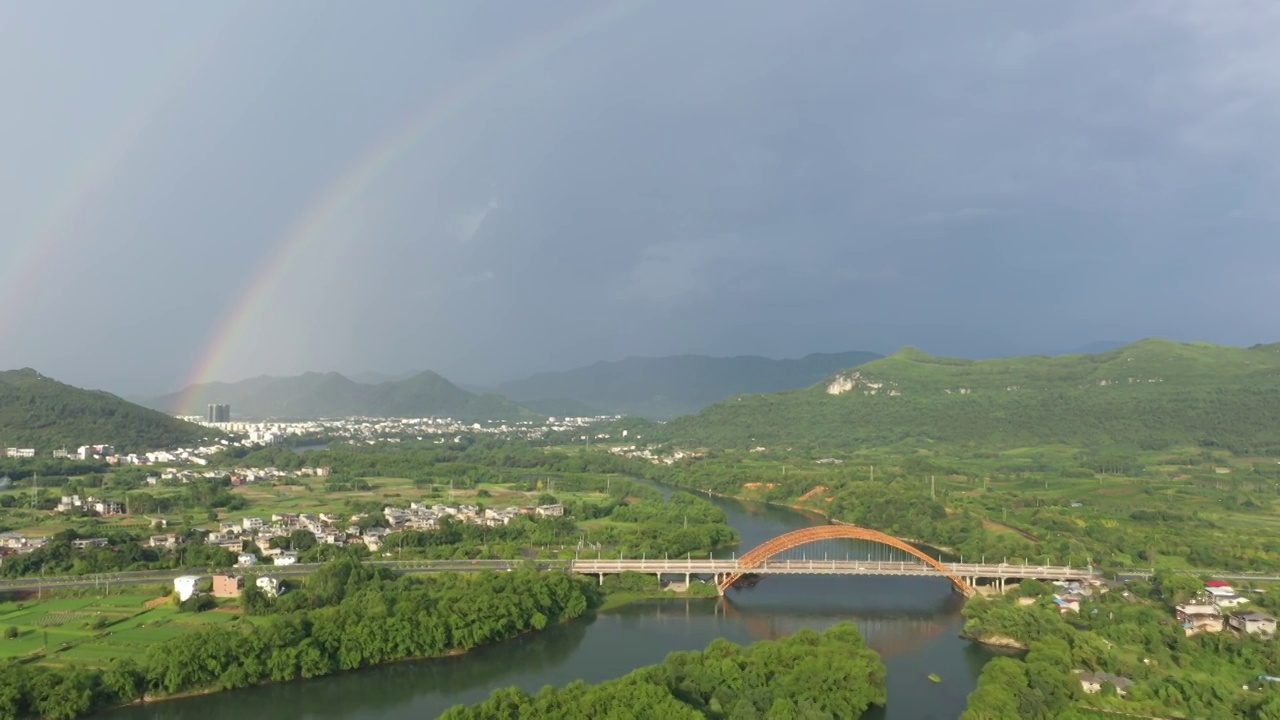 雨后桂林漓江上的拱形桥和天空中的彩虹视频素材