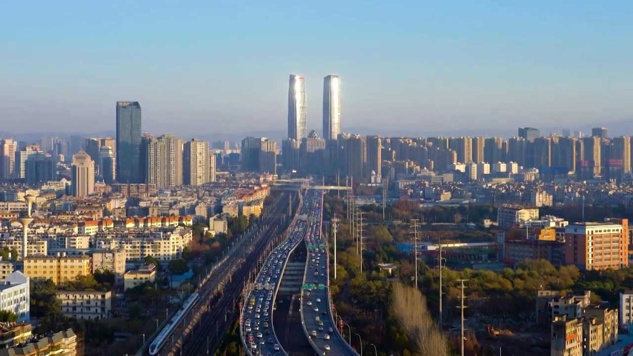 中国云南昆明双子塔、高架桥车流风光视频素材