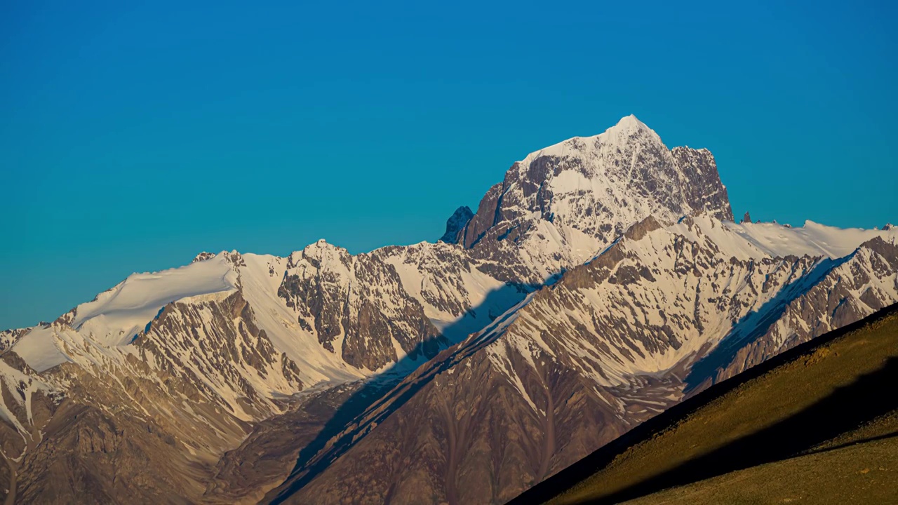 帕米尔高原的雪山,塔什库尔干,帕米尔高原,新疆维吾尔自治区视频素材