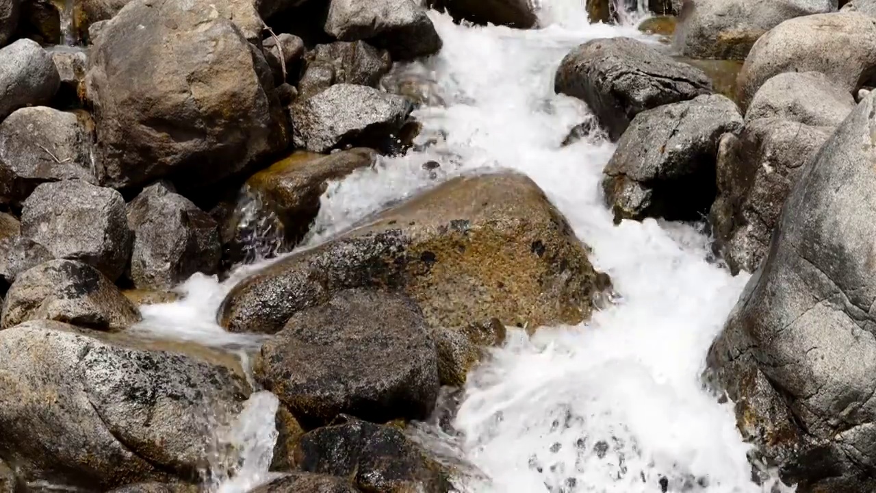 清澈的溪流水面慢镜头视频素材