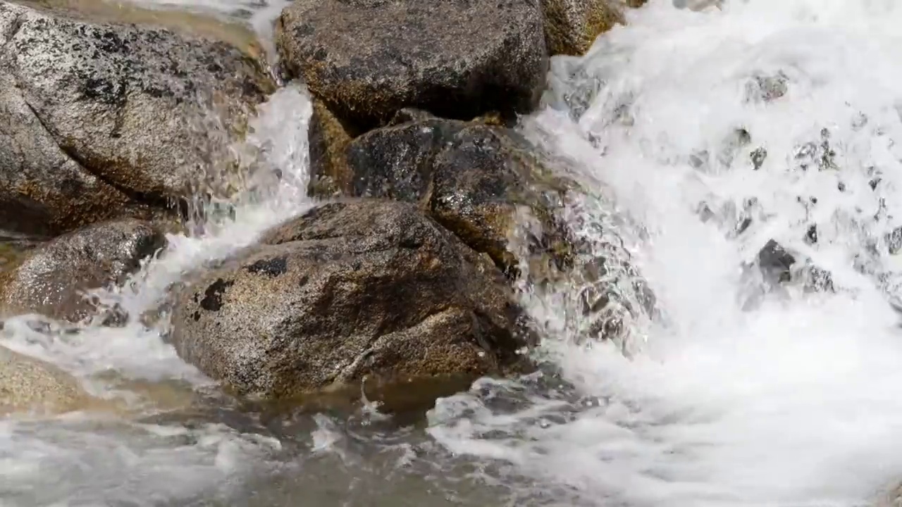 清澈的溪流水面慢镜头视频素材