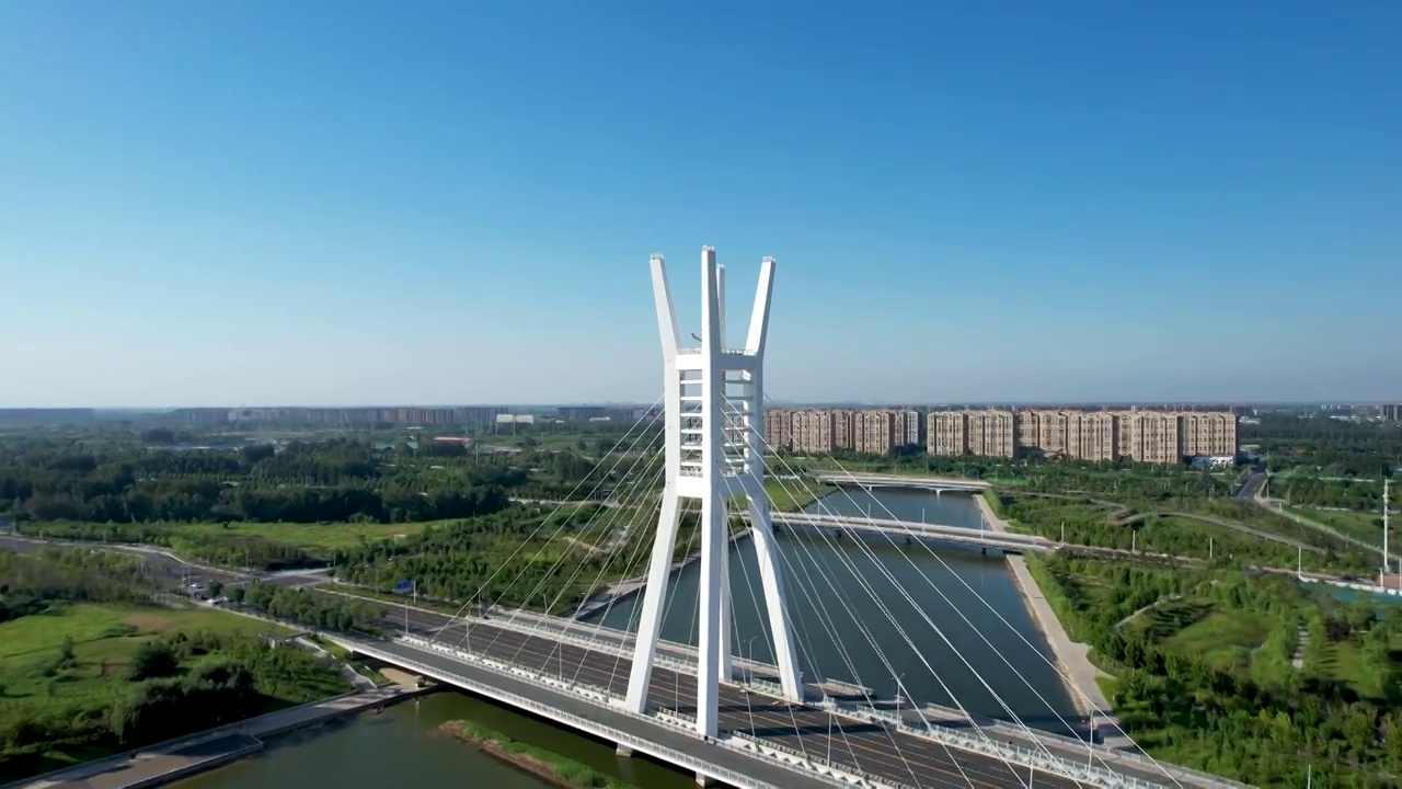 中国河南郑州北龙湖地标鼎桥环绕视频素材