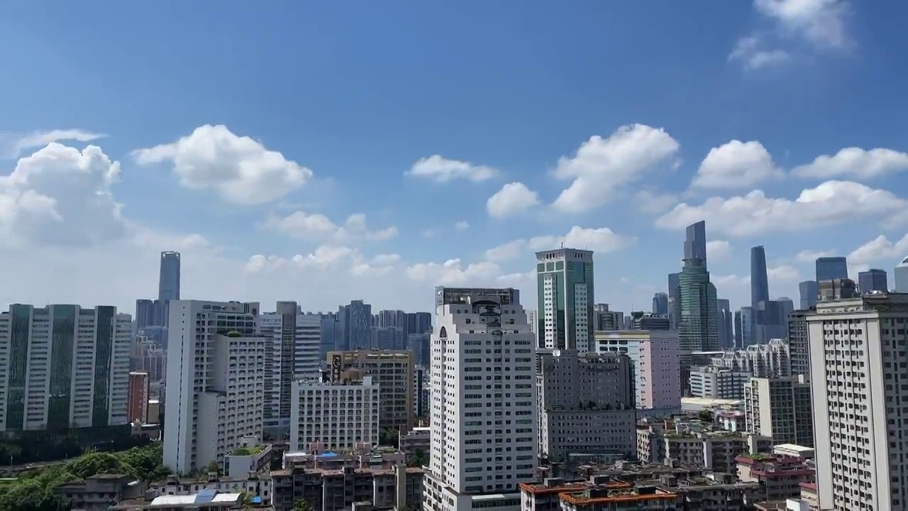 蓝天白云城市建筑群背景大范围移动延时视频素材