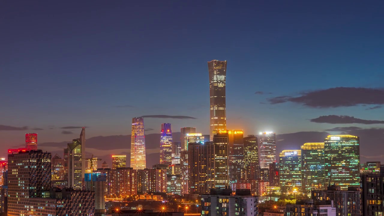 首都北京的傍晚，华灯初上，车流如梭。云层飘动，霓虹闪烁。视频下载