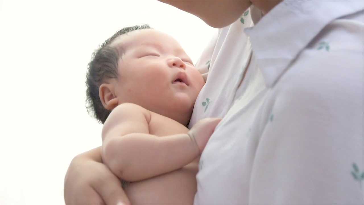 亚洲女性哄睡婴儿视频素材