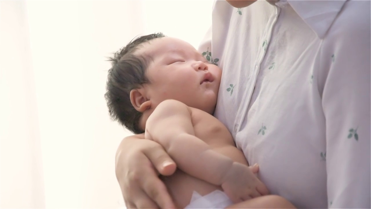 亚洲女性哄睡婴儿视频素材