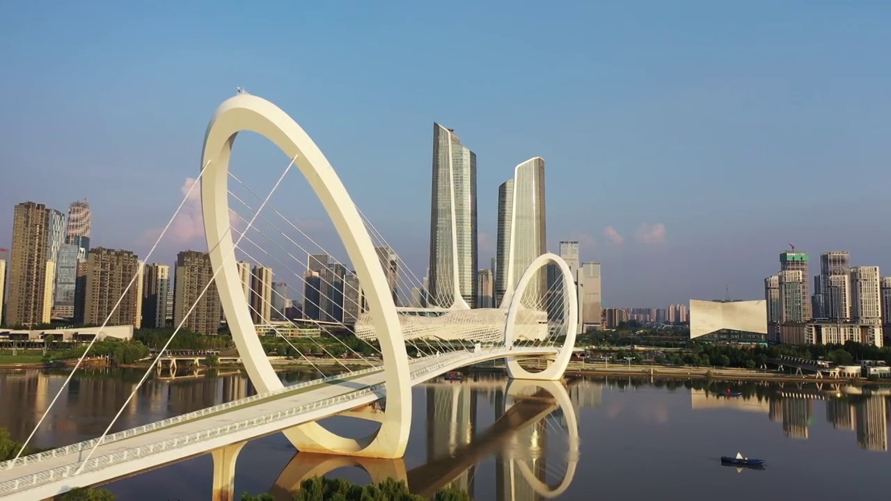 南京眼人行桥，奥体双子塔的风光视频素材
