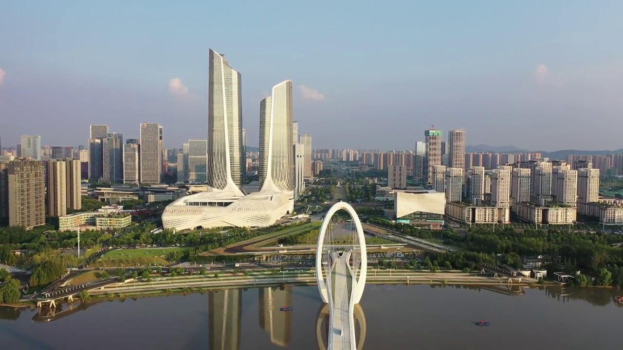 南京眼人行桥，奥体双子塔的风光视频素材