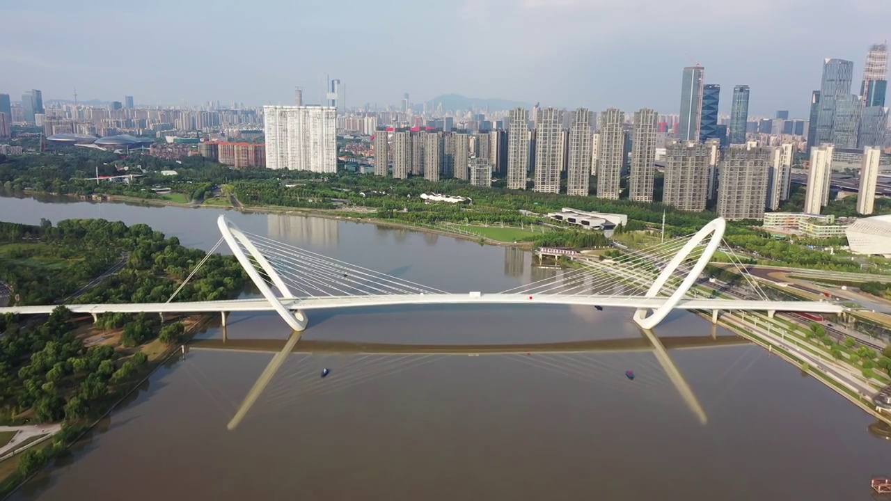 南京眼步行桥的风光视频素材