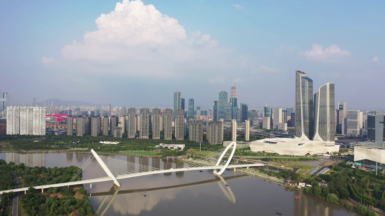 南京眼步行桥，奥体双子塔的风光视频素材