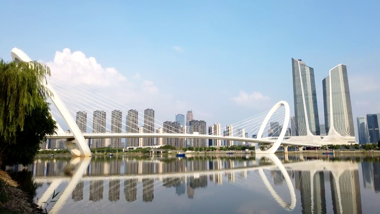 南京眼步行桥，奥体双子塔的延时摄影风光视频素材