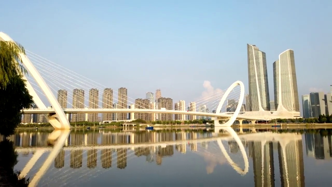 南京眼步行桥，奥体双子塔的轨迹延时摄影视频视频素材