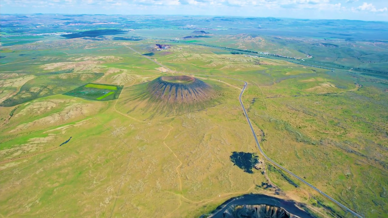 中国内蒙古乌兰察布乌兰哈达火山六号火山航拍视频素材