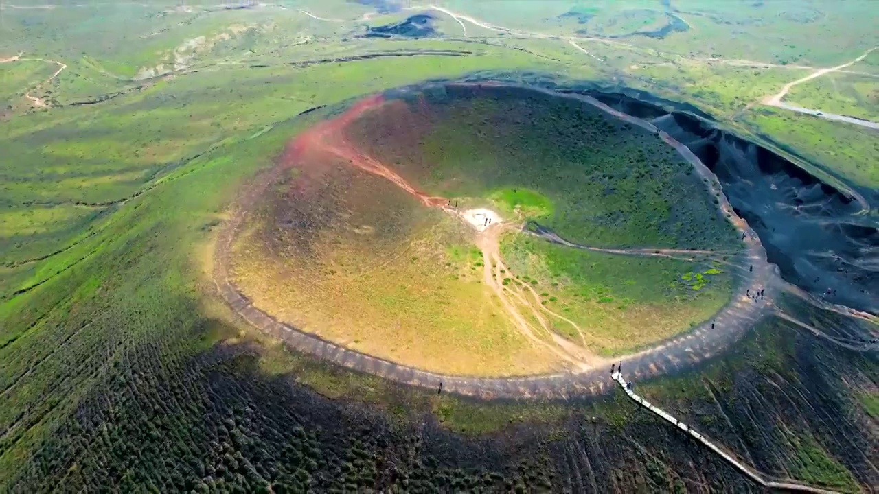 中国内蒙古乌兰察布乌兰哈达火山三号火山火山口俯拍航拍视频素材
