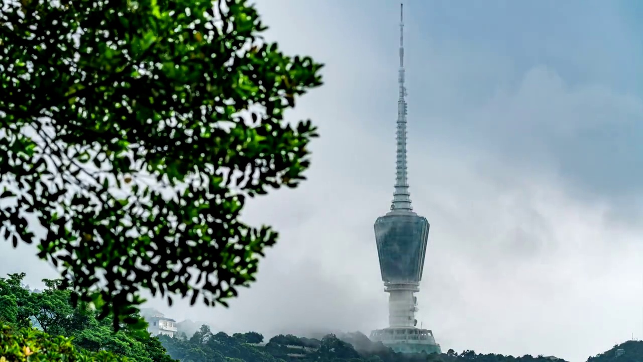 深圳市台风雨季梧桐山上的电视塔延时视频下载