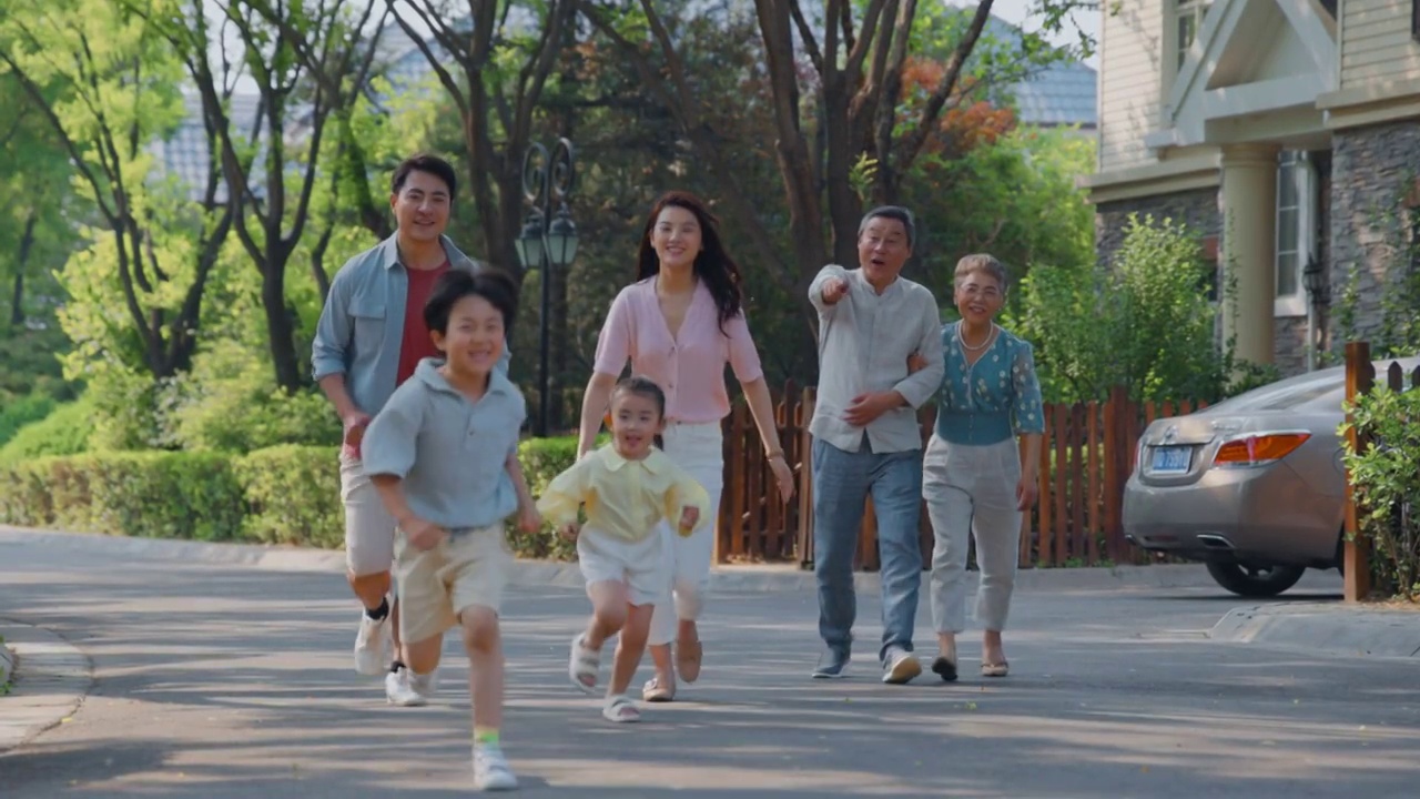 幸福的六口之家在小区内散步视频素材
