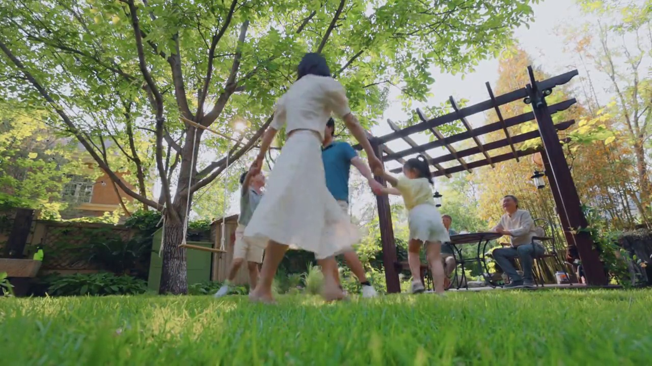 快乐家庭在庭院里玩耍视频下载