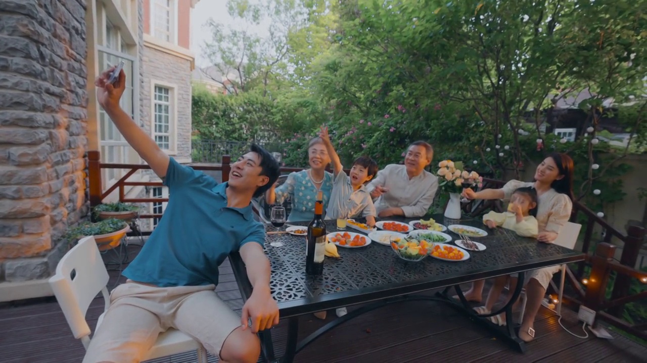 快乐大家庭在庭院里用餐视频下载