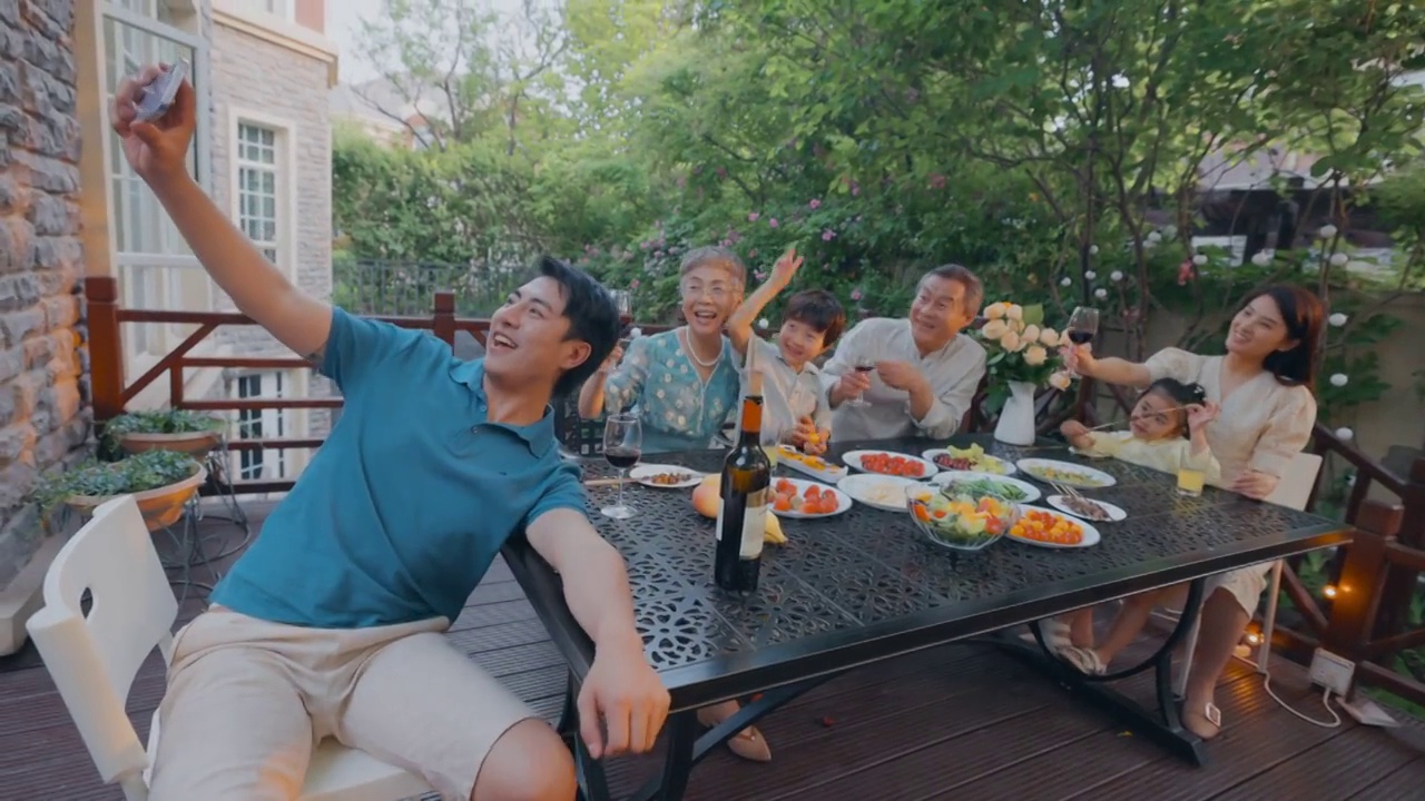 快乐大家庭在庭院里用餐视频下载
