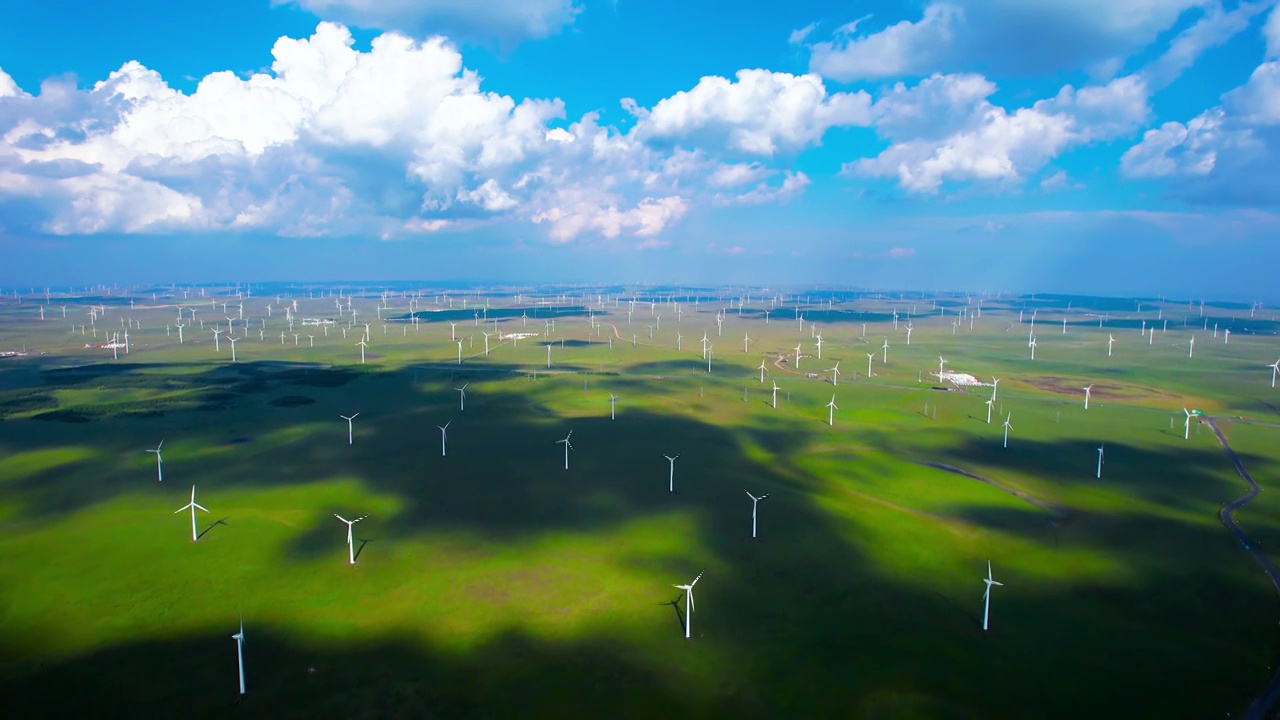 中国内蒙古辉腾锡勒草原上的风电场公路风车航拍视频素材