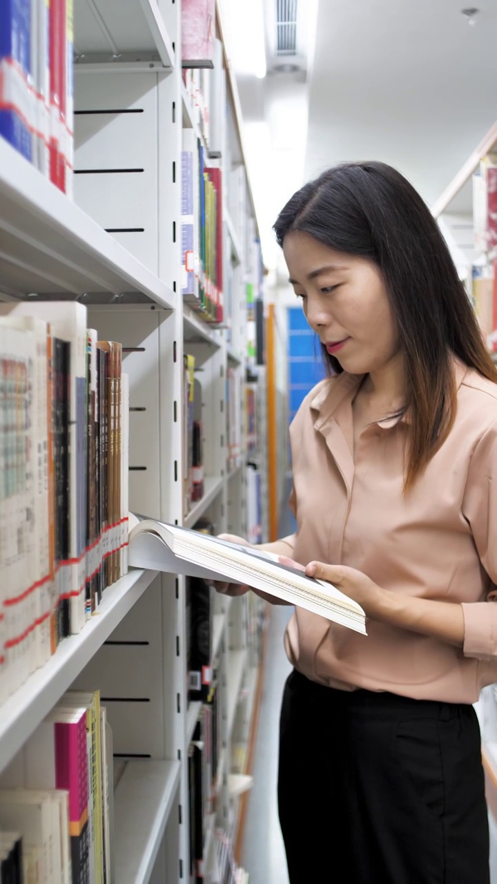 亚洲东方中国女性在图书馆看书学习视频素材