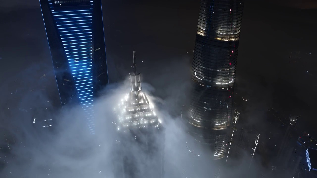 4K航拍上海浦东陆家嘴夜景平流雾震撼大气全景视频素材