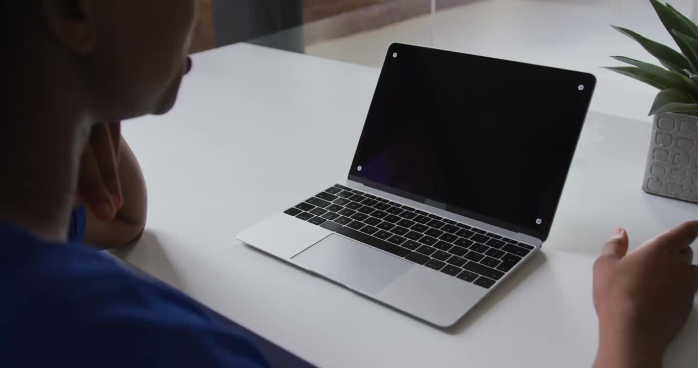 非裔美国女商人坐在桌子上用笔记本电脑进行视频通话视频下载
