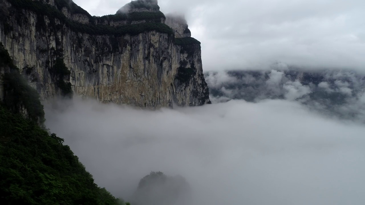 湖北：恩施大峡谷万丈绝壁朝东岩云雾缭绕如仙境视频下载