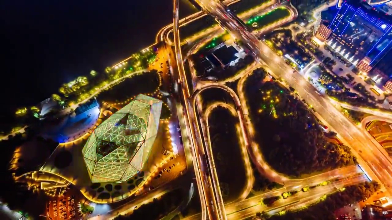 中国辽宁沈阳盛京剧院和公路上穿梭的车辆俯拍航拍延时摄影视频素材