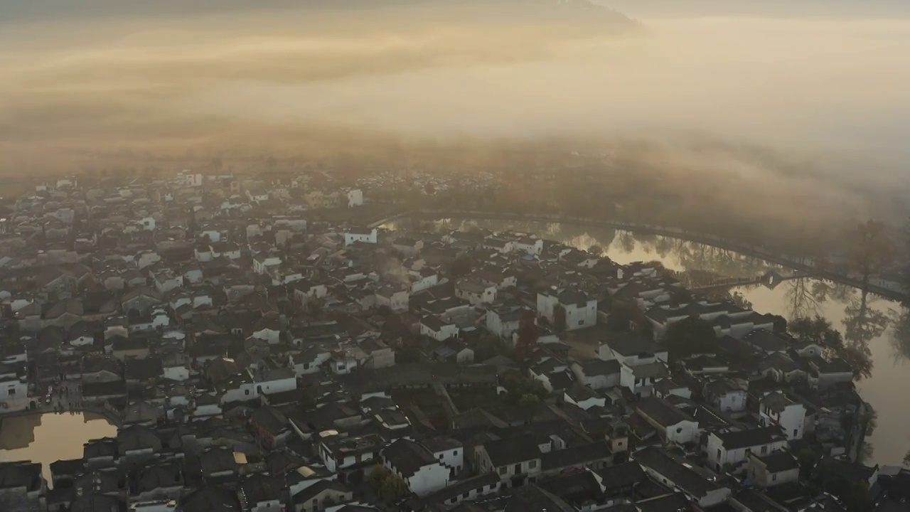 晨雾笼罩下的安徽宏村视频素材