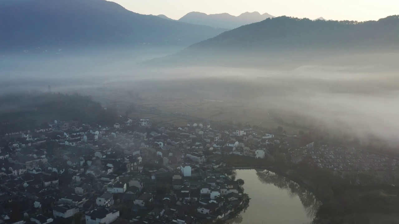 清晨薄雾下的宏村宛如世外仙境视频素材