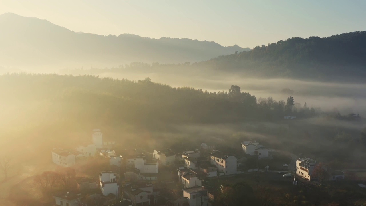 笼罩在晨雾中的村庄视频素材