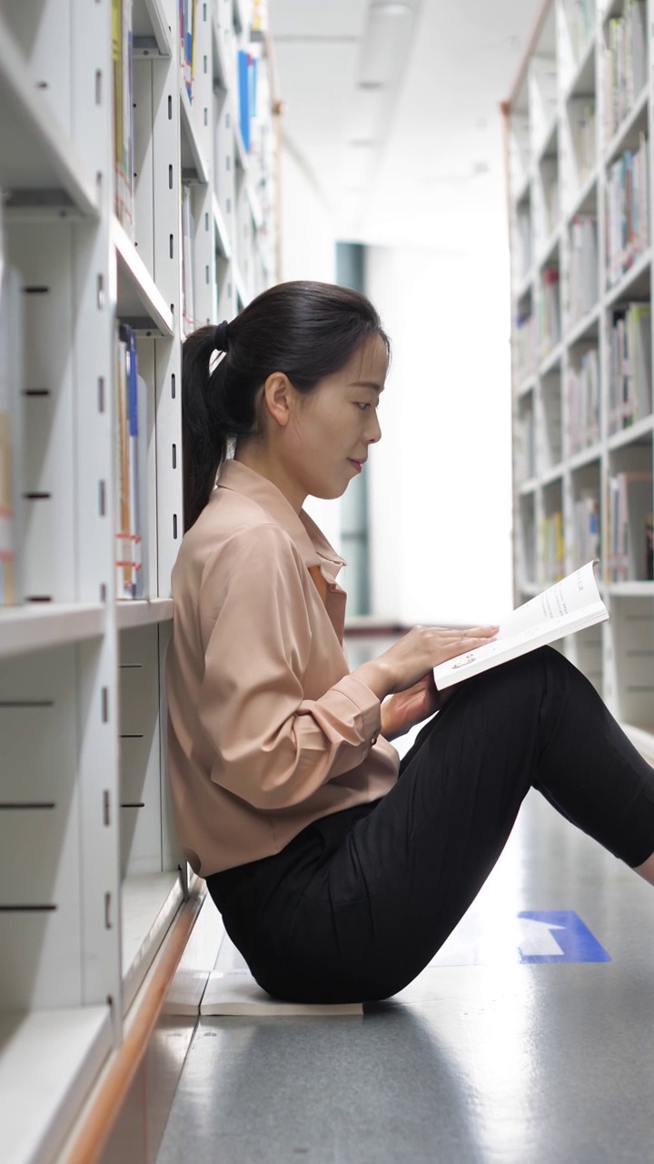 亚洲东方中国女性在图书馆看书学习视频素材