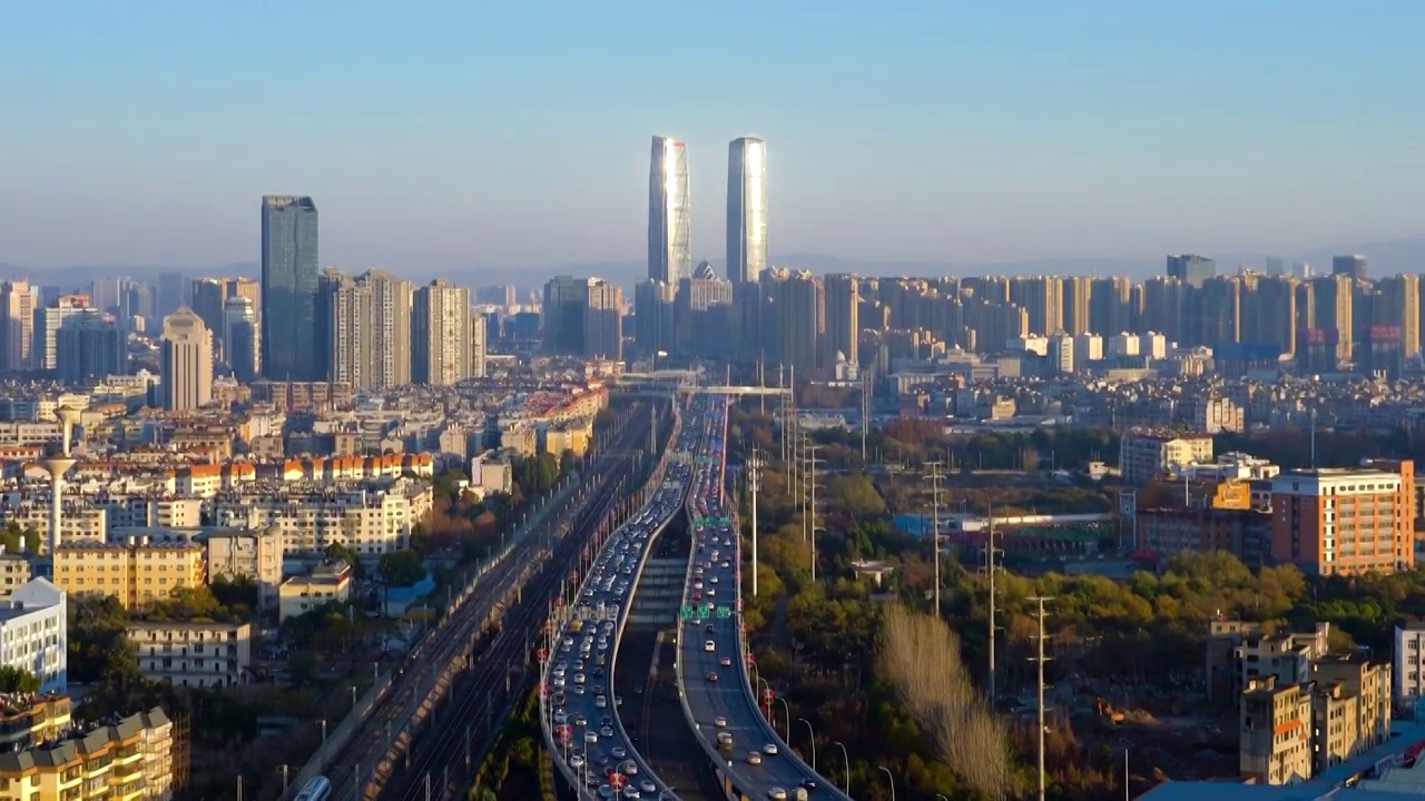 中国云南昆明双子塔、高架桥车流风光视频素材