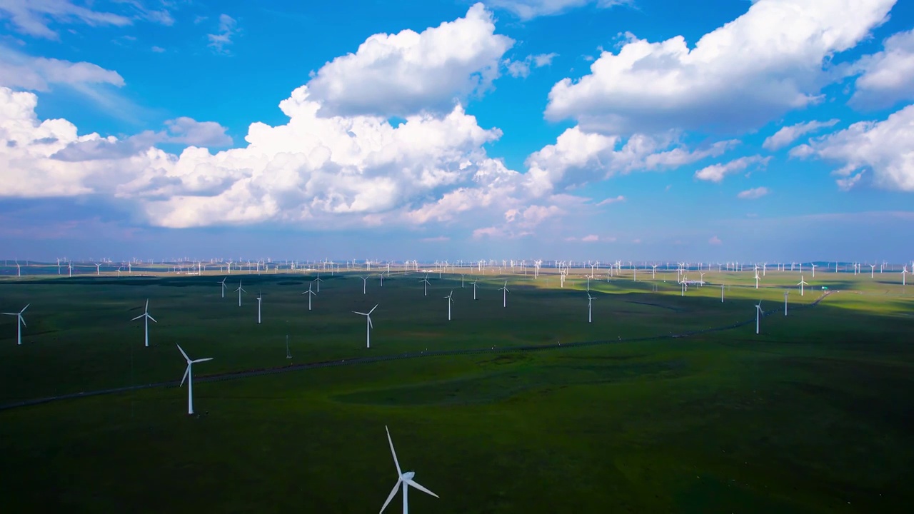 中国内蒙古辉腾锡勒草原上的风电场公路风车航拍视频素材