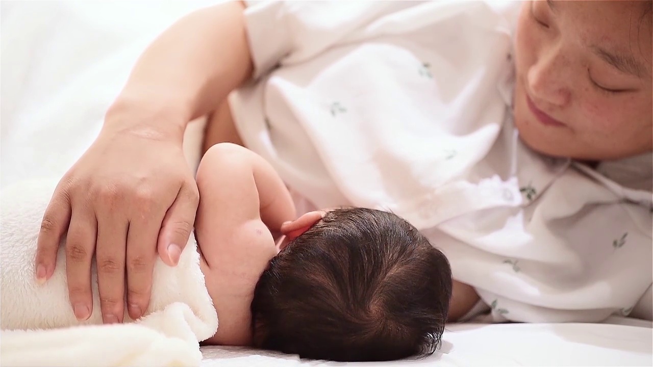亚洲女性哺乳婴儿视频素材